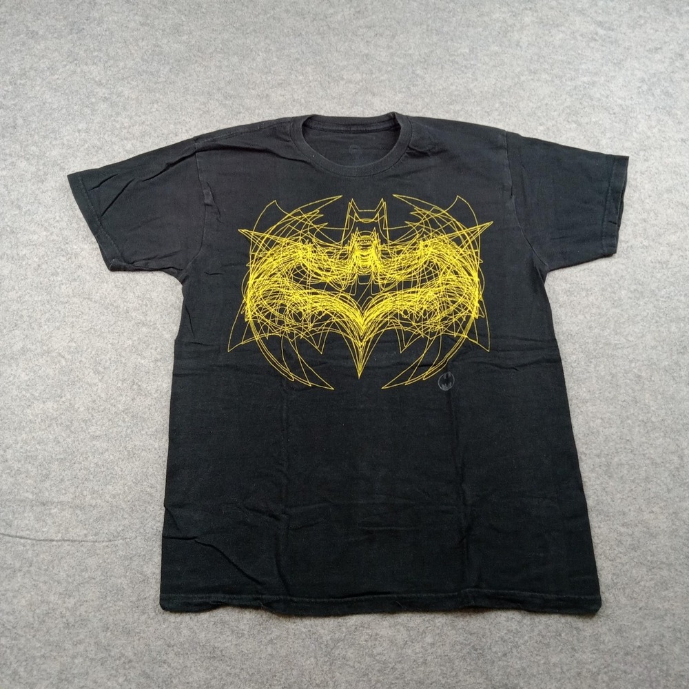 Batman Shirt Mens Medium Black Yellow Bat Logo Graphic Tee Tagless DC Comics